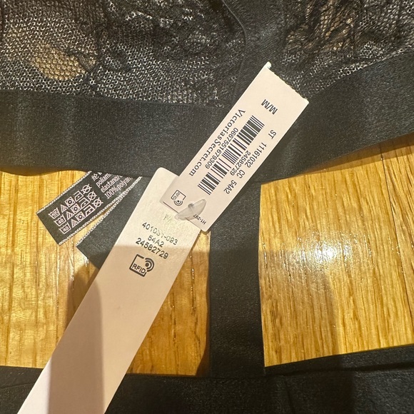 Victoria Secret - Picture 5 of 14